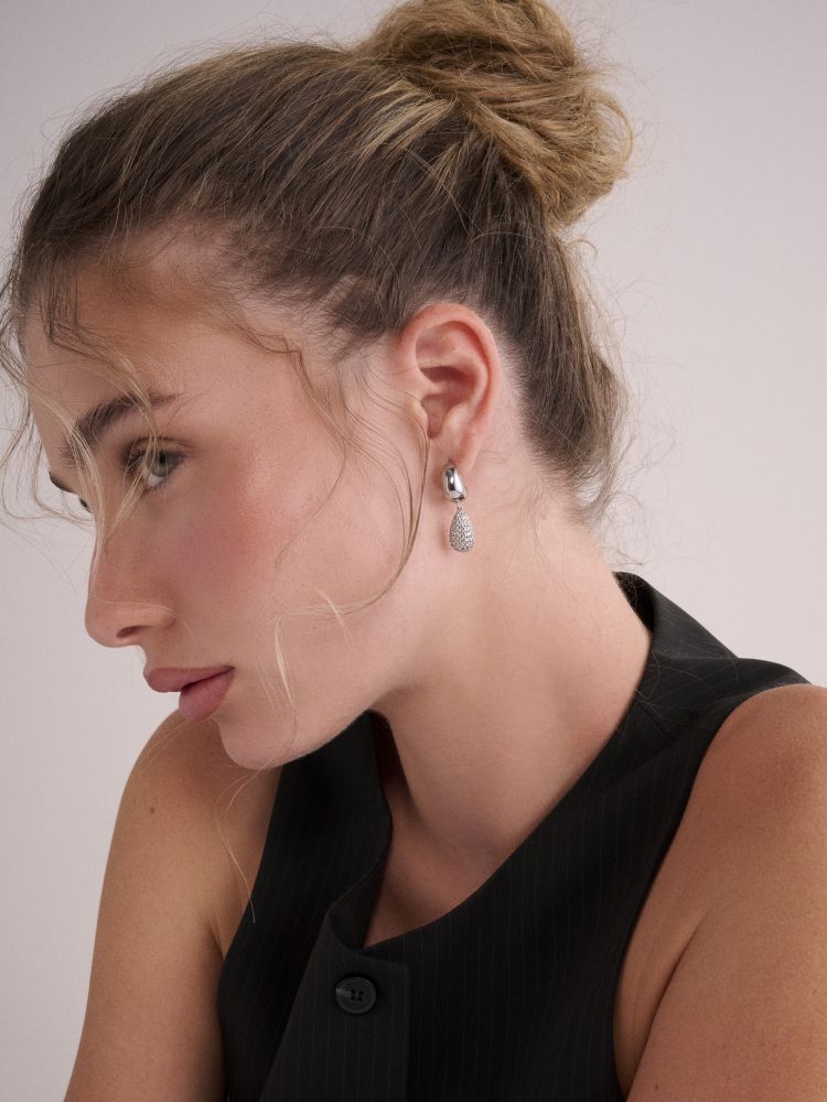 עגילי חישוק עם תליון טיפה מעוטר