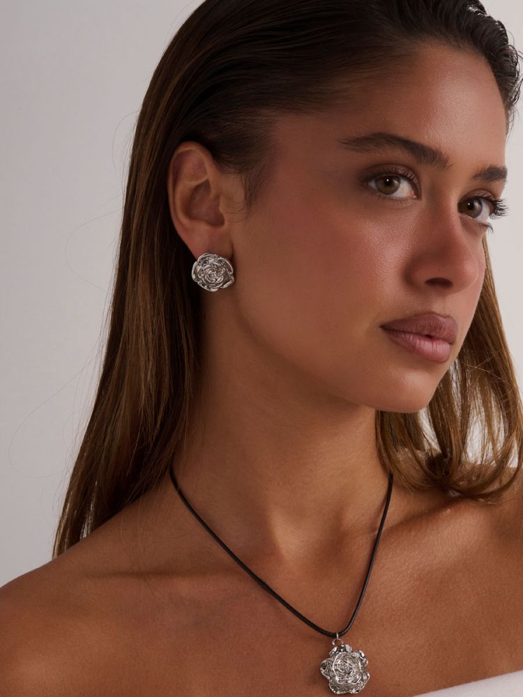 עגילי ורד צמודים