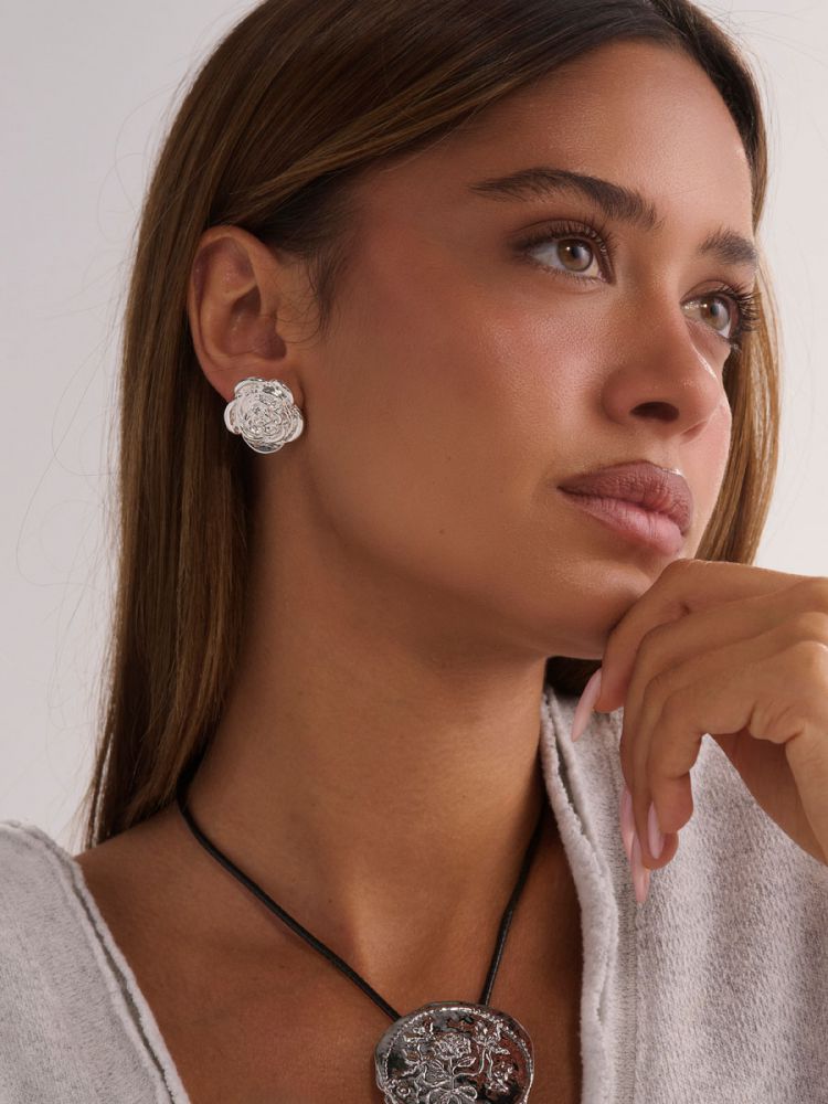 עגילי ורד צמודים