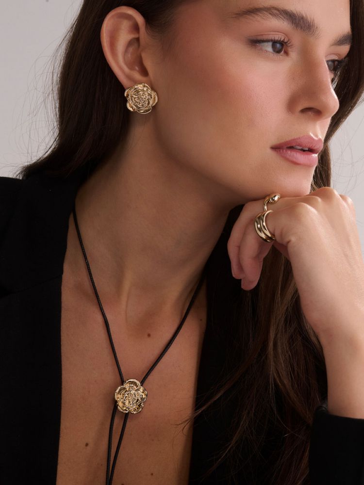 עגילי ורד צמודים