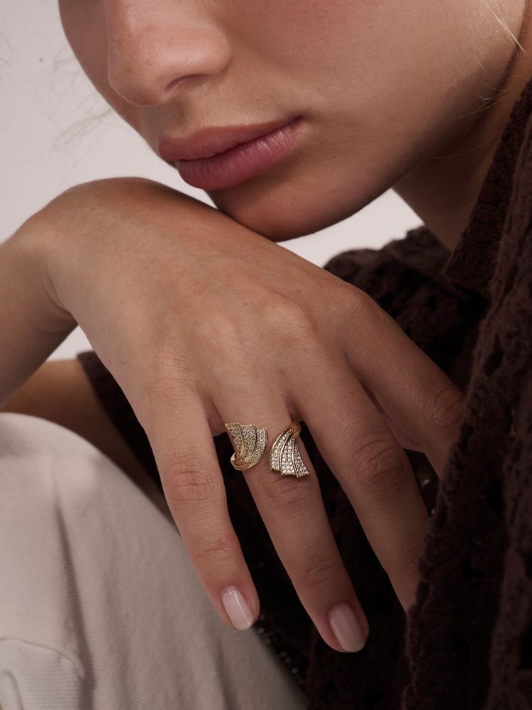 טבעת פתוחה מעוטרת