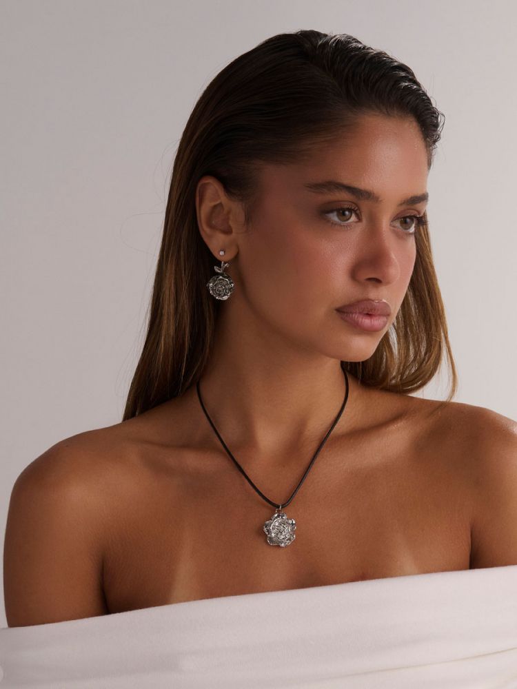 שרשרת חבל עם תליון פרח