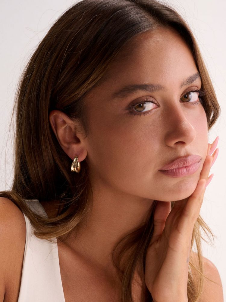 עגילי חישוק מעוצבים בציפוי זהב 14K