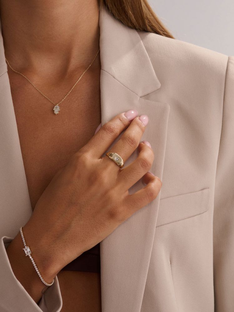 טבעת חותם מעוטרת