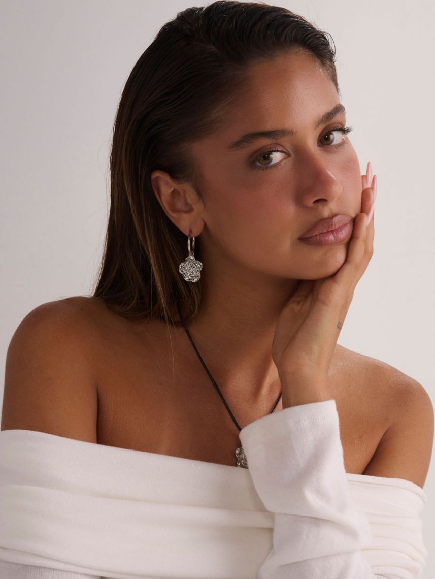 עגילי חישוק עם תליון פרח