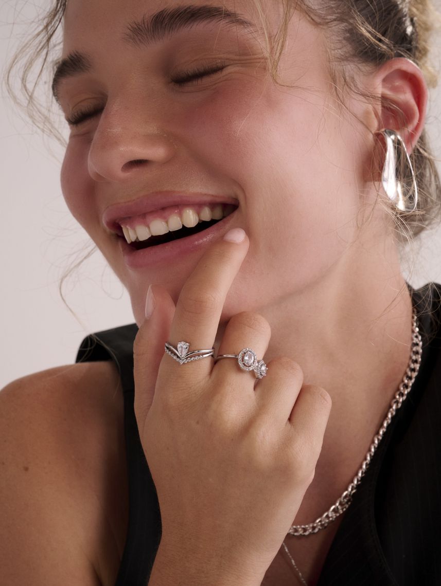 טבעת וי מעוטרת