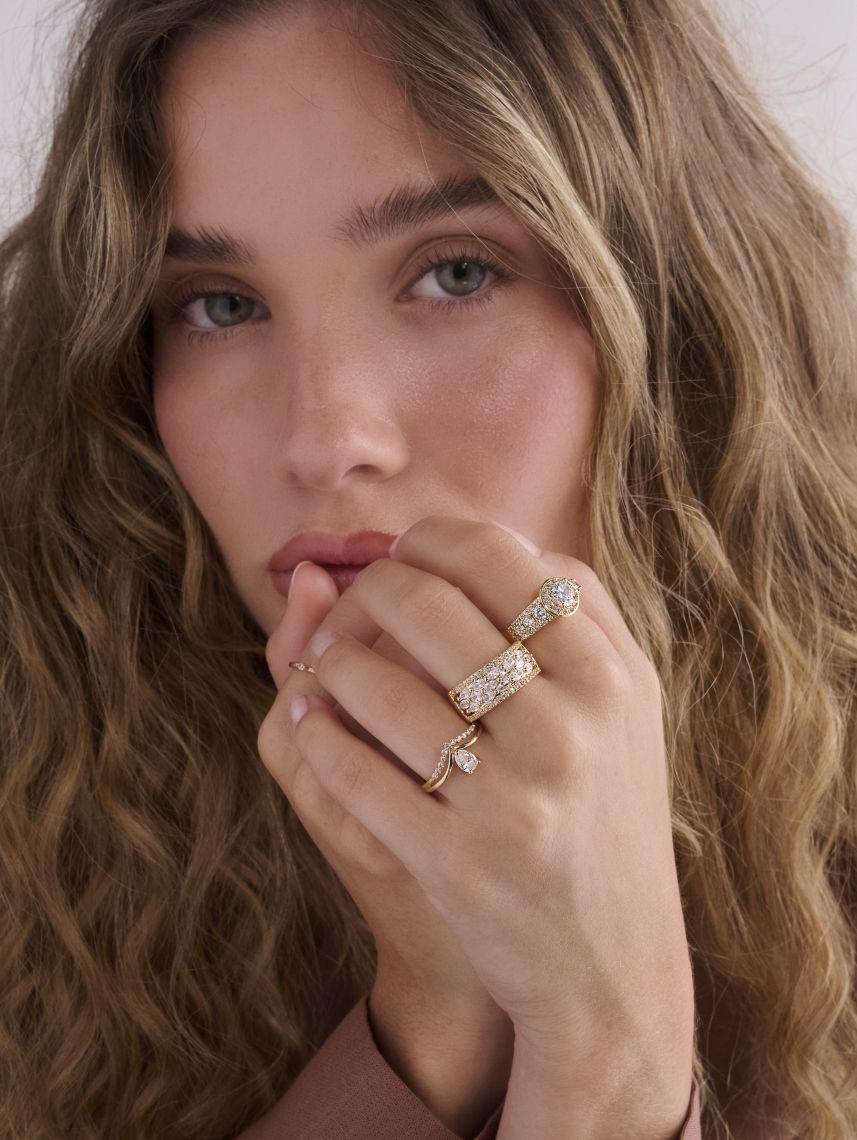 טבעת וי מעוטרת