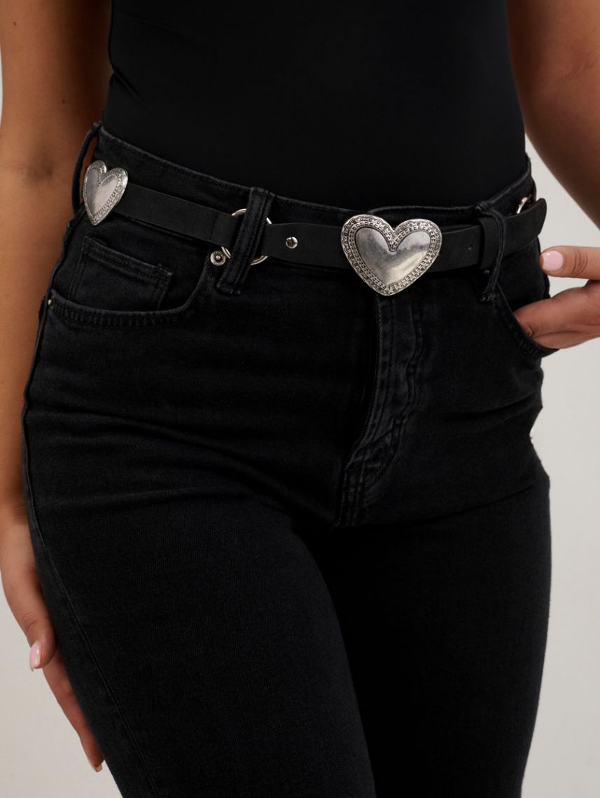 חגורה עם אבזמי לב