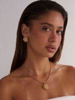 עגילי ורד צמודים