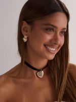 עגילי לב מעוצבים