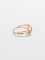 טבעת וי מעוטרת