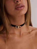 שרשרת צ’וקר עם תליון