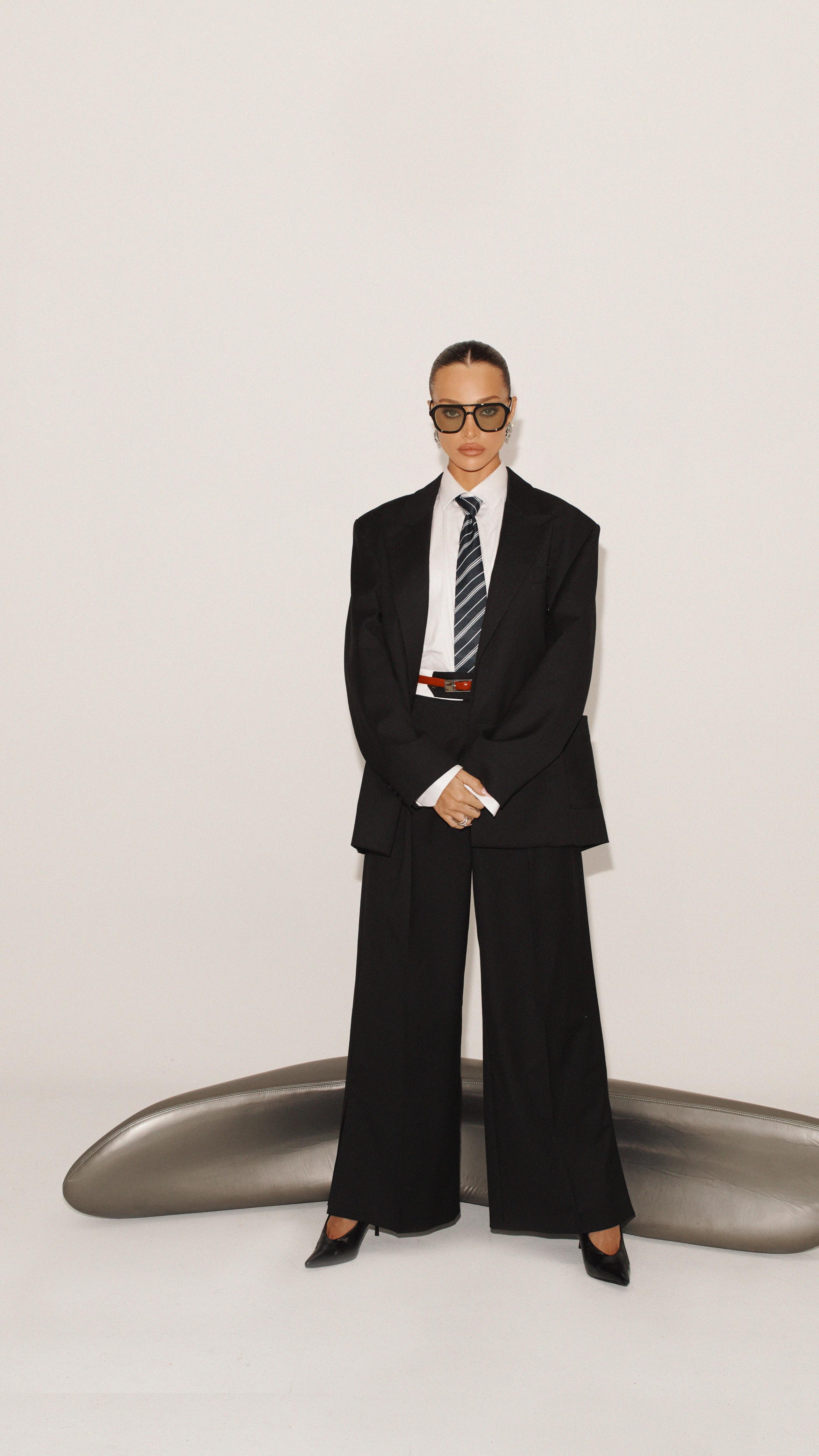 Get the elegant yet cool look. It’s all about the accessories🕶️ 

קולקציה חדשה שאסור לך לפספס - עכשיו בחנויות
#leaveamark